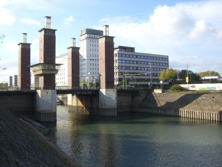 Duisburg : Innenhafen, Schwanentorbrücke